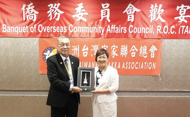 亞洲台灣客家聯合總會會長邱泳方贈禮予徐佳青。