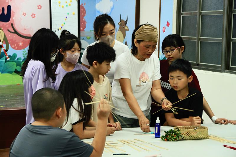 竹編老師教小學生編織小馬。