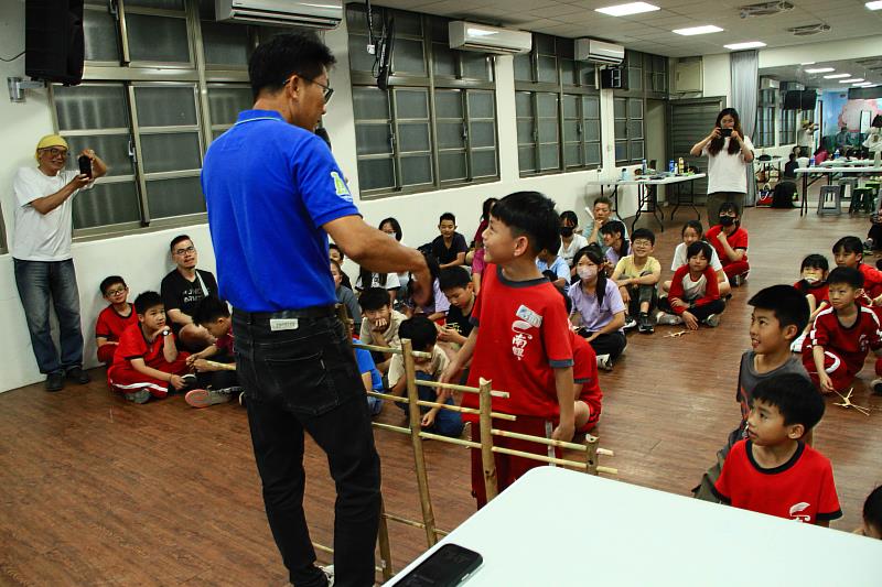 南興國小黃寶東校長解說竹籠茨建造過程。