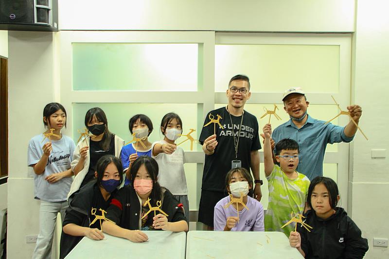 五年級學生與編織成品合照。