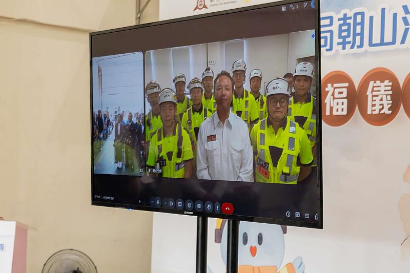 市長高虹安與異地辦公的消防同仁視訊,給予勉勵。