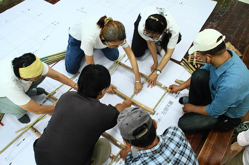 USR團隊模擬建構竹籠茨。