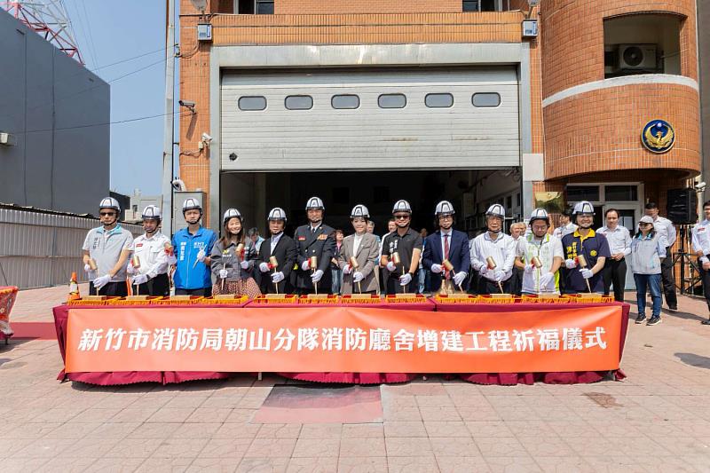 與會長官及貴賓進行開工敲磚儀式。