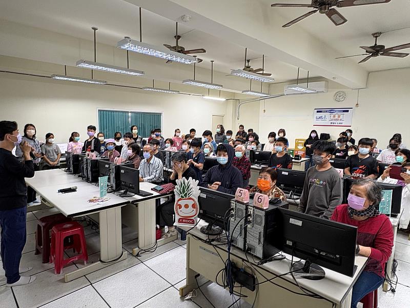 講師說明數位設備使用方式。