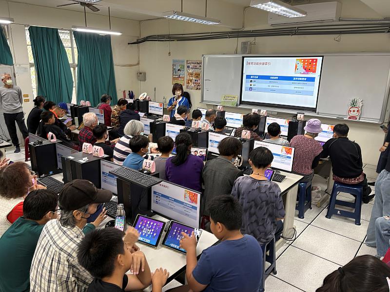 講師說明課程。