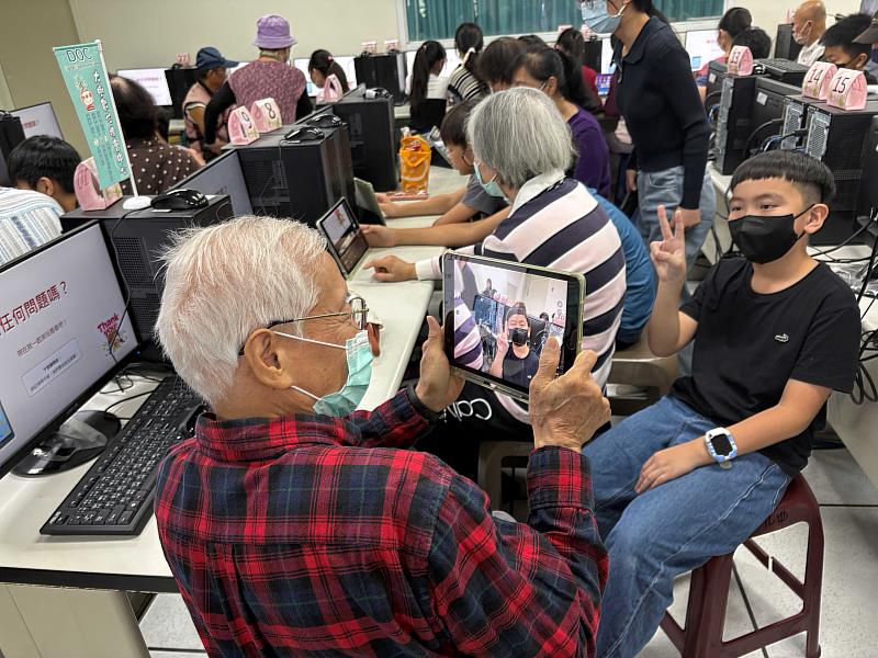 資管系輔導大樹DOC攜手大樹瓦窯文化協會合作,讓長輩與孩童共同學習使用數位設備。