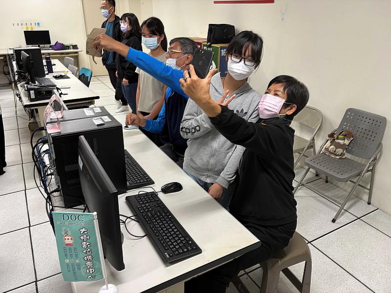 長輩與孩童溫馨互動。