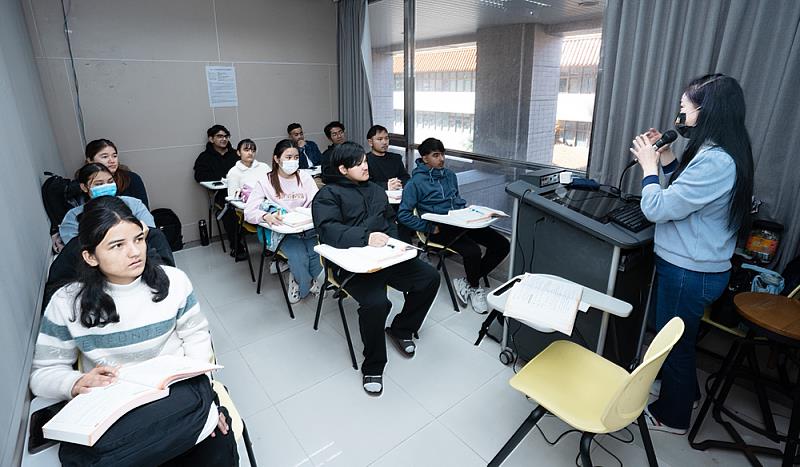 東亞學生初次赴文化大學學習,透過經華測會審核編纂的華語教材《校園華語》,循序學習生活化華語內容。