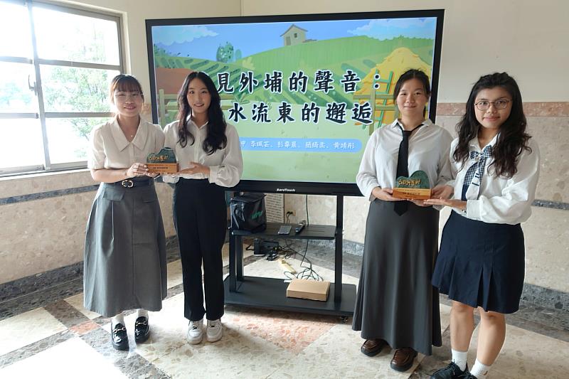 中教大區社系李珮芸、彭韋晨、簡綺柔、黃靖彤等4位同學,透過跨域學習,趁大四畢業前挑戰踏出舒適圈,推動農村再造。