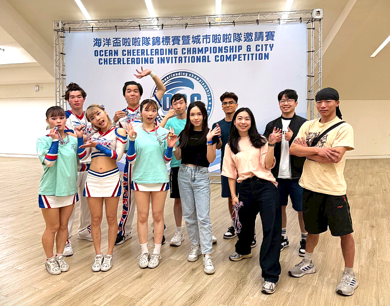 【國際共融・跨國夥伴】南臺科大競技啦啦隊全體隊員、黃伊婷指導教練、林存修助理教練，以及來自墨西哥的國際生Alan Romo Covarrubias合影。Alan的熱情支援，為南臺多元校園文化留下美好註腳。