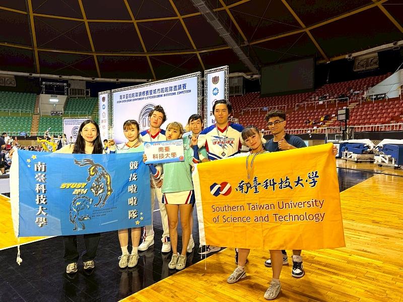 【領航團隊・夢想合影】南臺科大競技啦啦隊於海洋盃勇奪佳績，全體隊員與指導教練黃伊婷（左1）合影，展現團隊高度凝聚力。