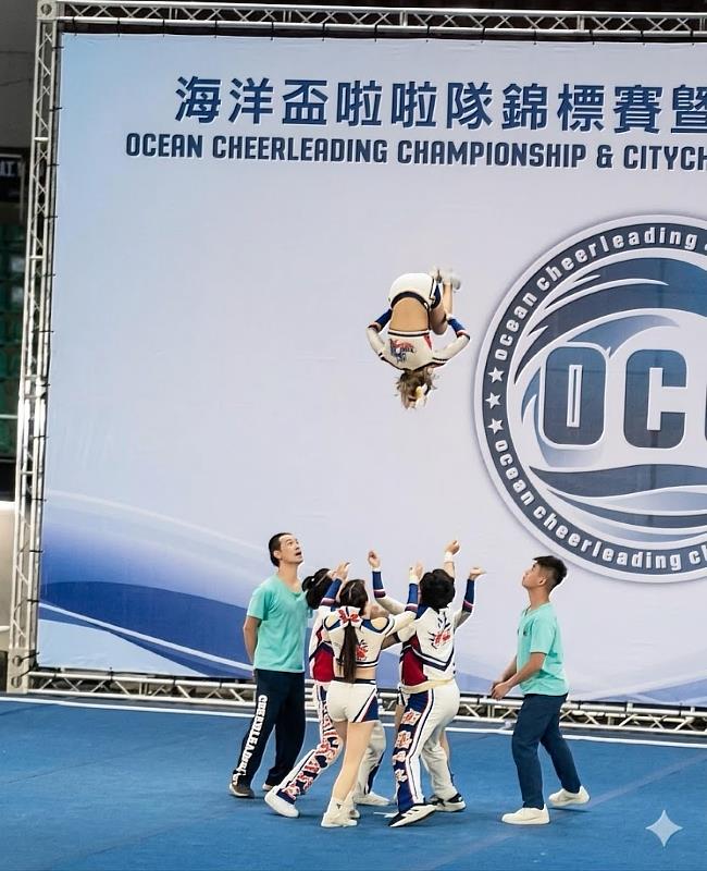 【極限運鏡・視覺震撼】南臺科大競技啦啦隊選手於賽場展現精準的「空拋後空翻」技巧，每一秒的定格都是課餘時間反覆迭代打磨出的視覺藝術。