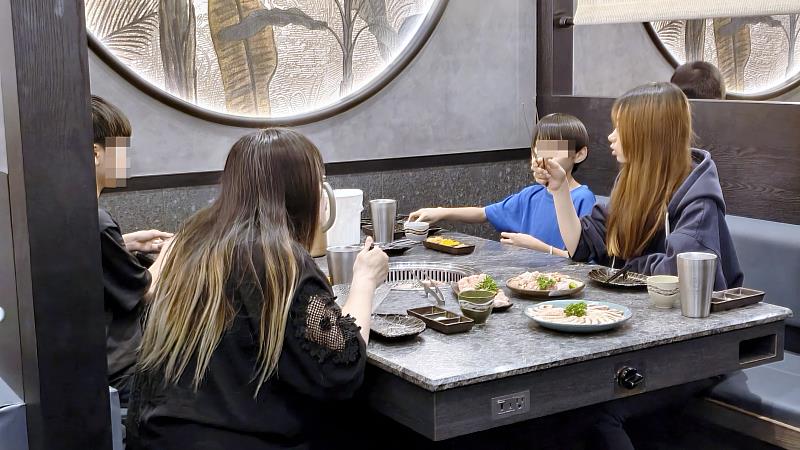 丸京燒肉辦理公益餐敘。