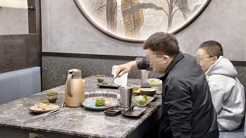 丸京燒肉辦理公益餐敘。