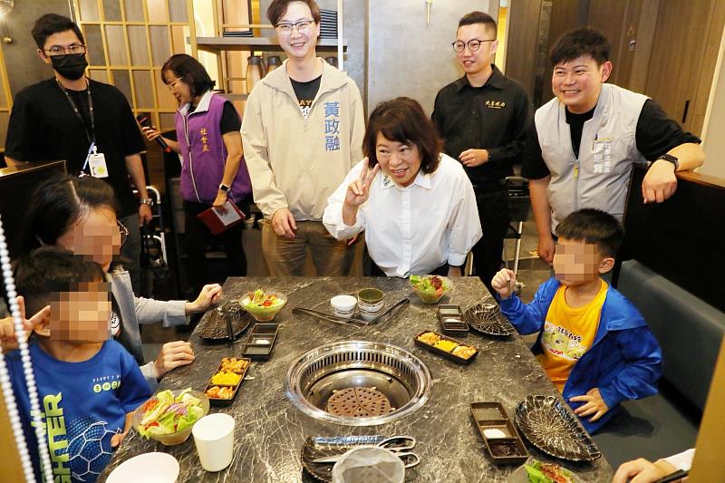黃敏惠市長與用餐家庭合影。