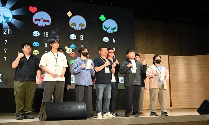 南臺科大「數位夢想啟航營」由多樂系精心設計的互動遊戲揭開序幕。圖為開幕遊戲體驗中脫穎而出的得獎學生與頒獎師長在舞台上合影。