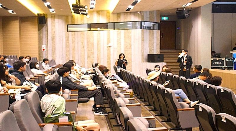 「數位夢想啟航營」活動現場互動熱烈，圖為參與的高中職學子與家長於 N 棟音樂廳進行心得分享與交流，豐富扎實的活動內容獲得來賓高度肯定。