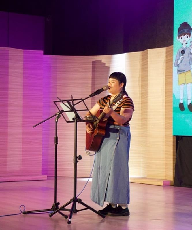 南臺科大流行音樂產業系學生王芷琳於「數位夢想啟航營」中登台獻唱原創歌曲，以精湛的演出展現該系扎實的音樂創作實力，為現場來賓帶來動人的聽覺饗宴。