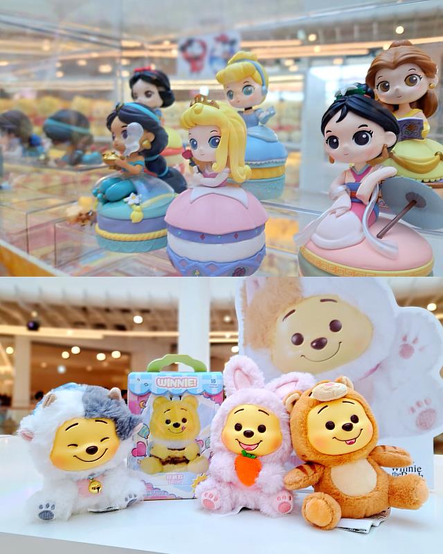 迎接台中漢神洲際店盛大開幕，同步推出多款全新系列盲盒，包括「迪士尼公主馬卡龍收納」（上）、「小熊維尼頑皮派對毛絨公仔」（下）等主題，吸引忠實粉絲熱情朝聖。（資料來源：MINISO）