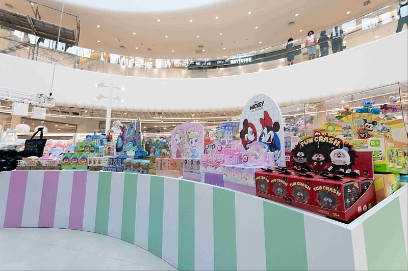 MINISO精心設計店裝布置，為消費者打造更完整的沉浸式消費場景，讓人氣角色們成為零距離的日常陪伴。（資料來源：MINISO）