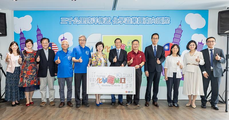 發布會特別設計象徵性啟動儀式，12位長官及貴賓將拼圖貼上相應位置後開心合影，預祝合作順利成功。（圖／淡江大學提供）