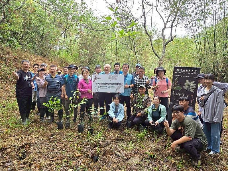 屏東分署、國立嘉義大學和美濃在地社群攜手協力共植試驗地80株苗木。