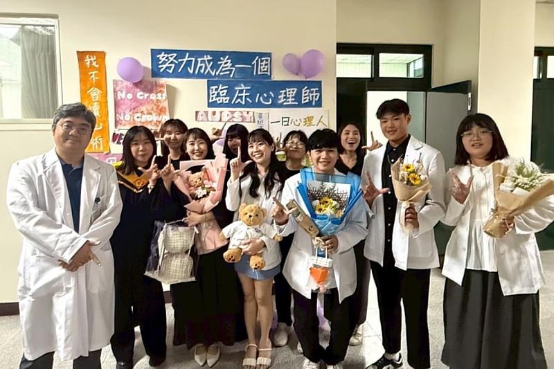 廖御圻副教授(左1)與研究室同學們合照。