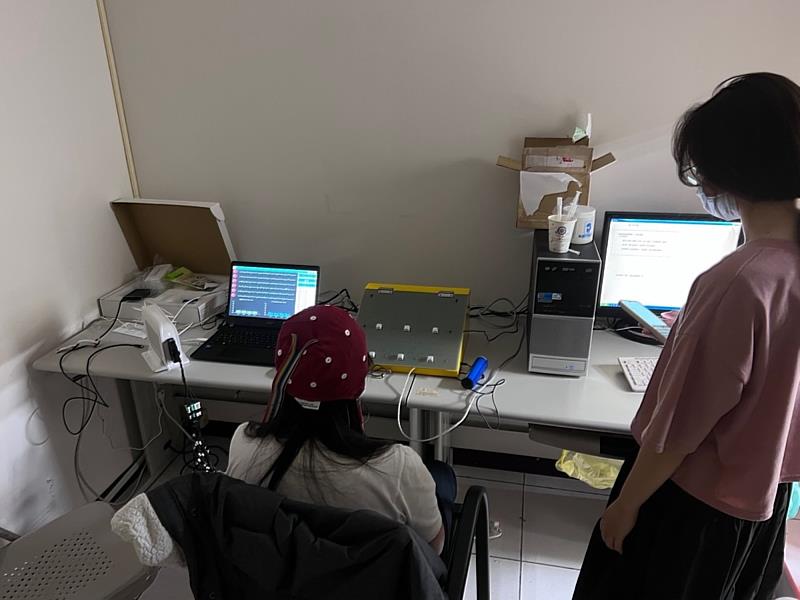 研究生們進行非語文注意力測驗與同時性腦波測量，供實證分析。