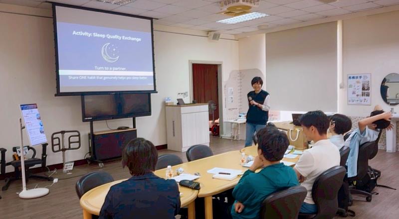 林冠含副教授發表「Life Is Hard Sometimes」專題演講，深入探討數位時代下各年齡層的心理健康議題，與神戶大學師生分享豐碩的研究成果。