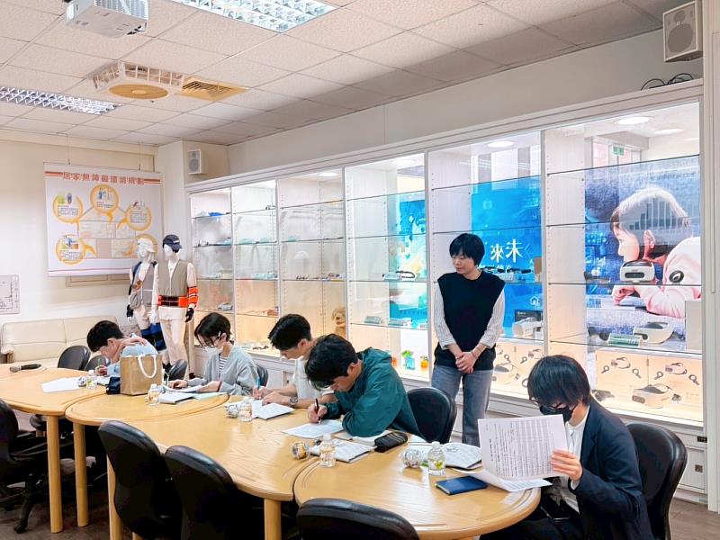 演講現場進行心理量表填寫互動，神戶大學學生專注體驗研究工具，透過實作深入了解心理健康測評的應用，現場互動氣氛熱烈。