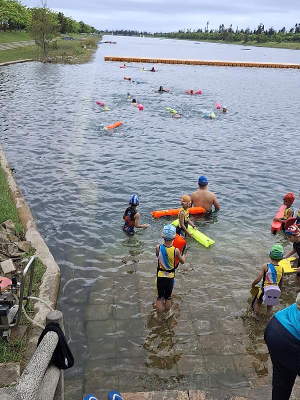 台東活水湖夏季開放游泳 安全守則請民眾遵守