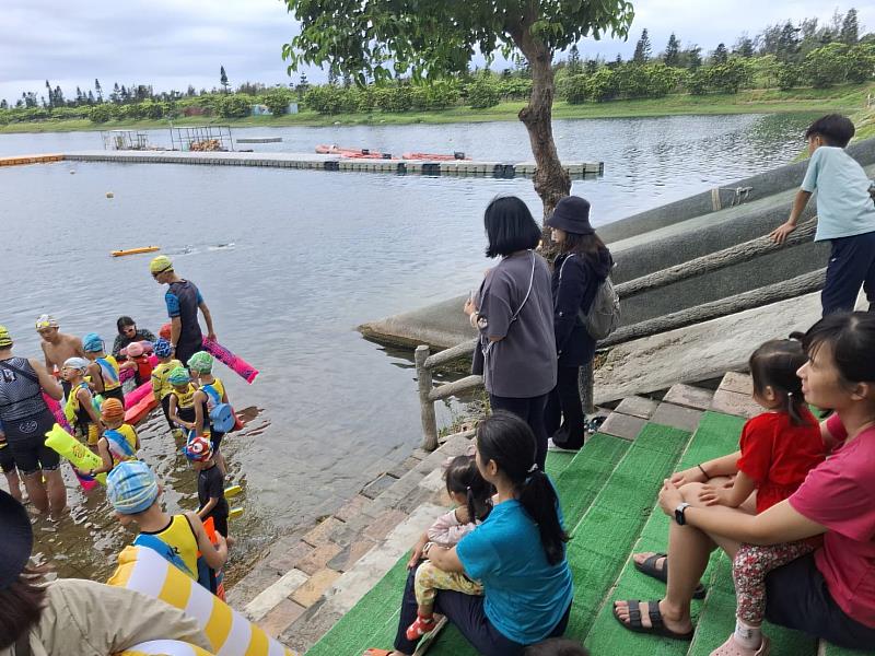 台東活水湖夏季開放游泳 安全守則請民眾遵守