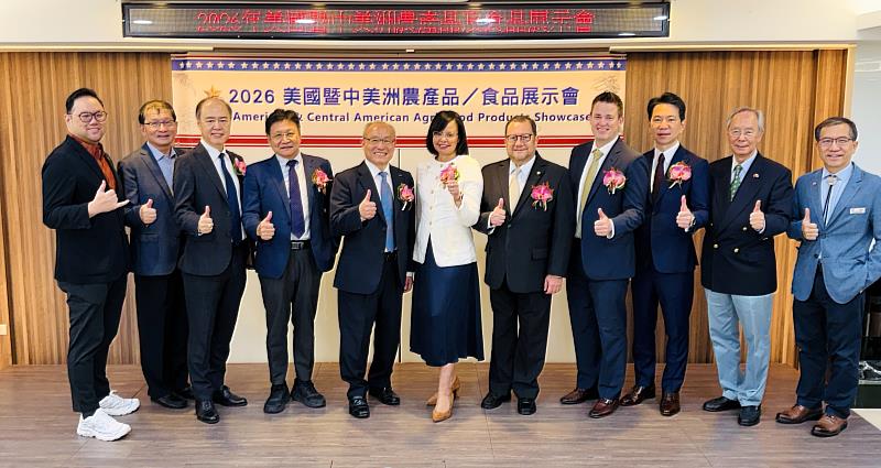 主辦單位ASOA、CATO、IEAT 與協辦單位TAITRA及各州駐台辦事處處長合影留念。由左至右：夏威夷州政府駐台北辦事處許正昌處長、愛達荷州亞太區辦事處顏銀德處長、ASOA嚴樹芬會長、TAITRA邱揮立副秘書長、IEAT黃文榮秘書長、貝里斯駐台梅凱瑟大使、瓜地馬拉駐台艾特維大使、美國在台協會農業組漢夢閣組長、中美洲經貿辦事處詹朝富主任、密蘇里州亞太商務辦事處馬漢海處長、懷俄明州亞太商務辦事處朱裕誠處長。