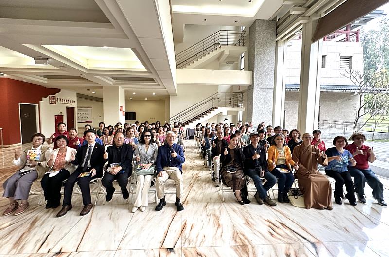 南華大學終身學院舉辦樂齡成果展，開幕式大合照。