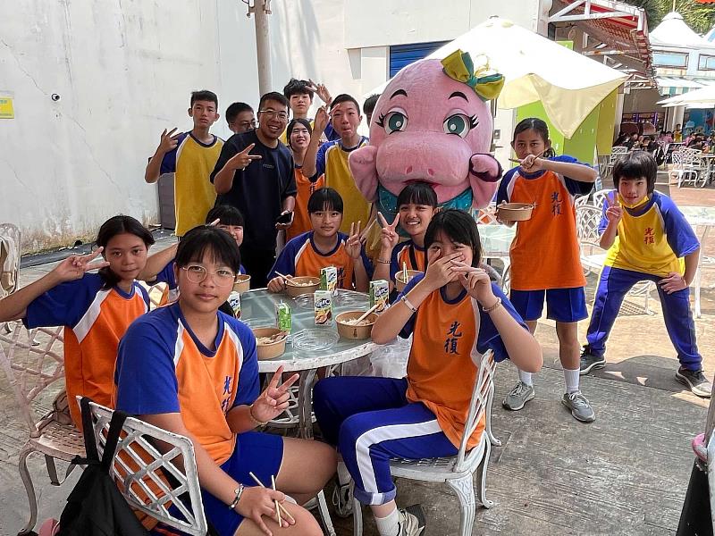 花蓮縣光復國中師生共餐，與遠雄海洋公園吉祥物開心合影。