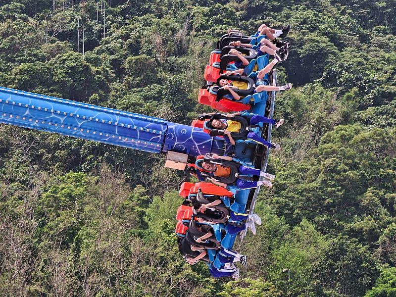 花蓮縣光復國中學生體驗遊樂設施，在歡笑中釋放災後壓力。