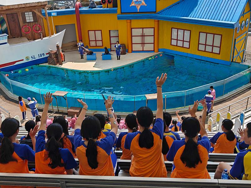 花蓮縣光復國中師生觀賞海獅劇場，熱情參與互動問答，現場氣氛熱絡。