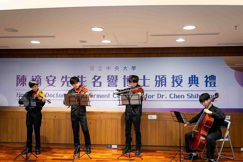 典禮開場聆聽開場莫札特樂曲，讓陳適安感觸甚深，這兩首曲子正是他當年擔任管弦樂團首席時最常演奏的曲目。