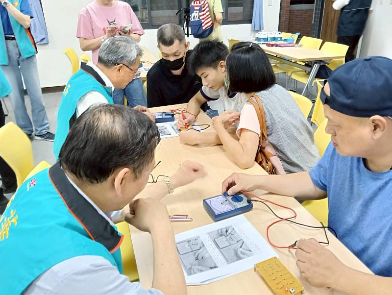 學生體驗特殊選才三用電錶操作