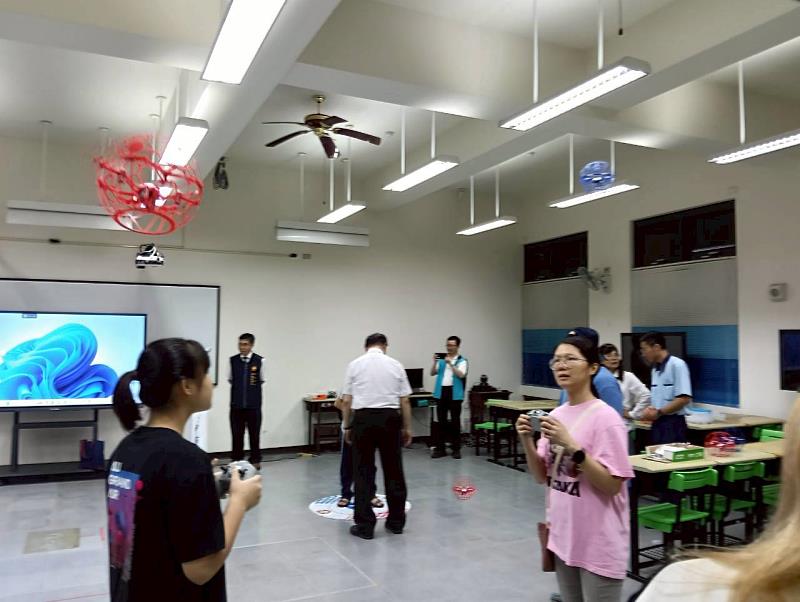 學生與家長體驗無人機操作