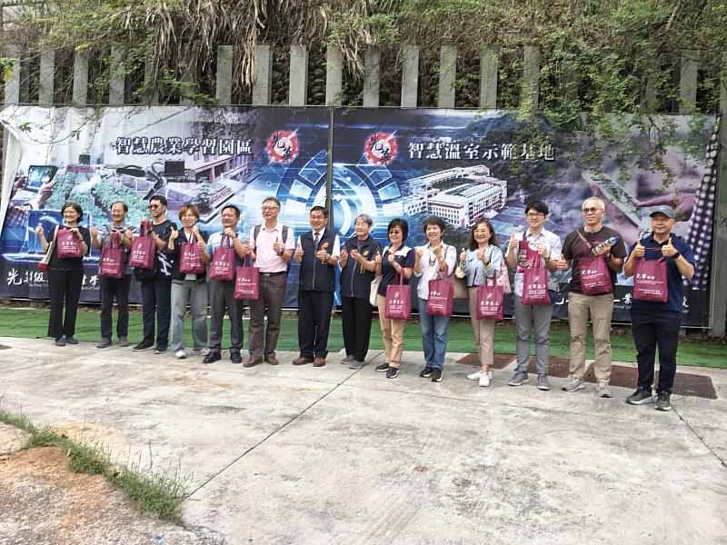全體校長與主任智慧種植實習工場合影