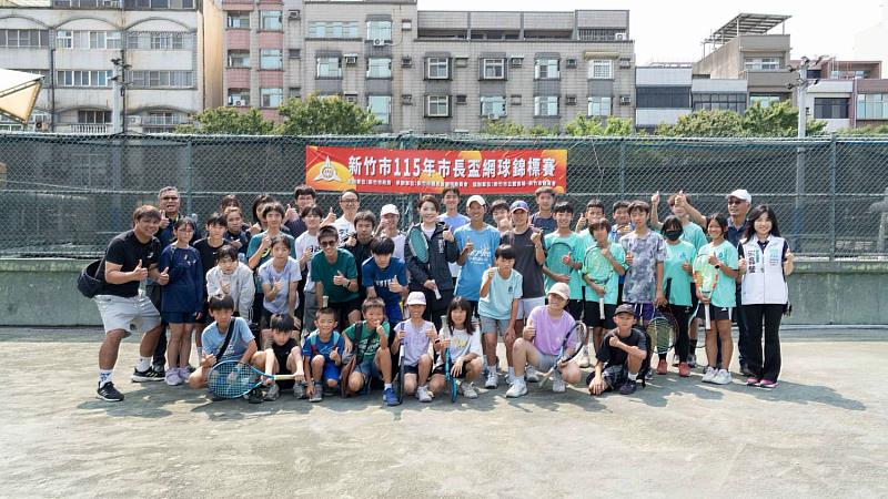 新竹市115年市長盃網球錦標賽開打，高虹安市長到場為選手們加油打氣。