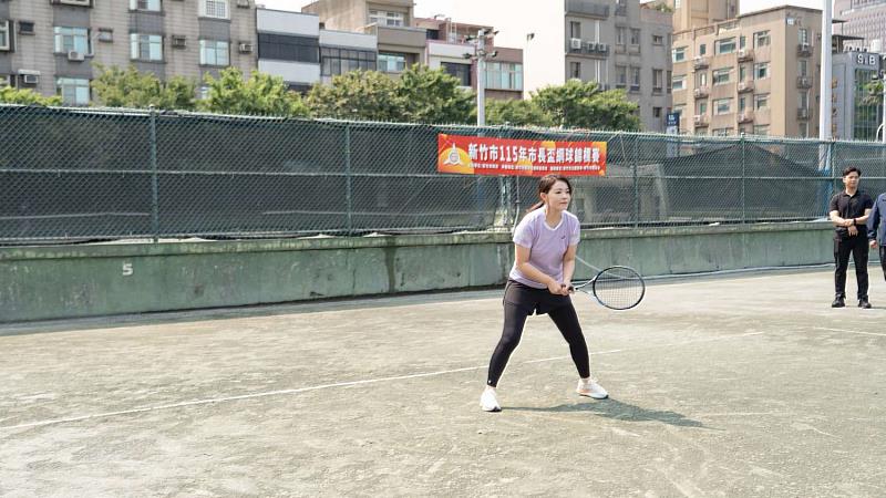 高虹安市長下場與選手進行對打練習。