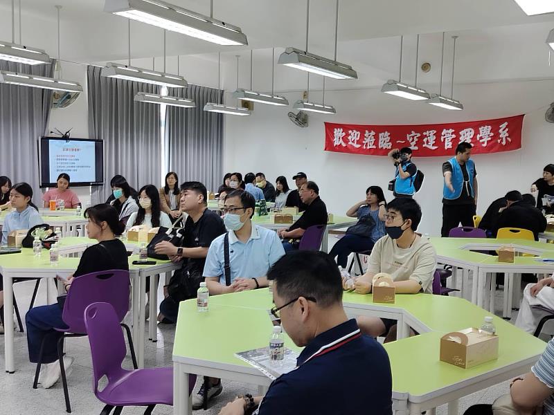 家長與考生參與各科系的說明