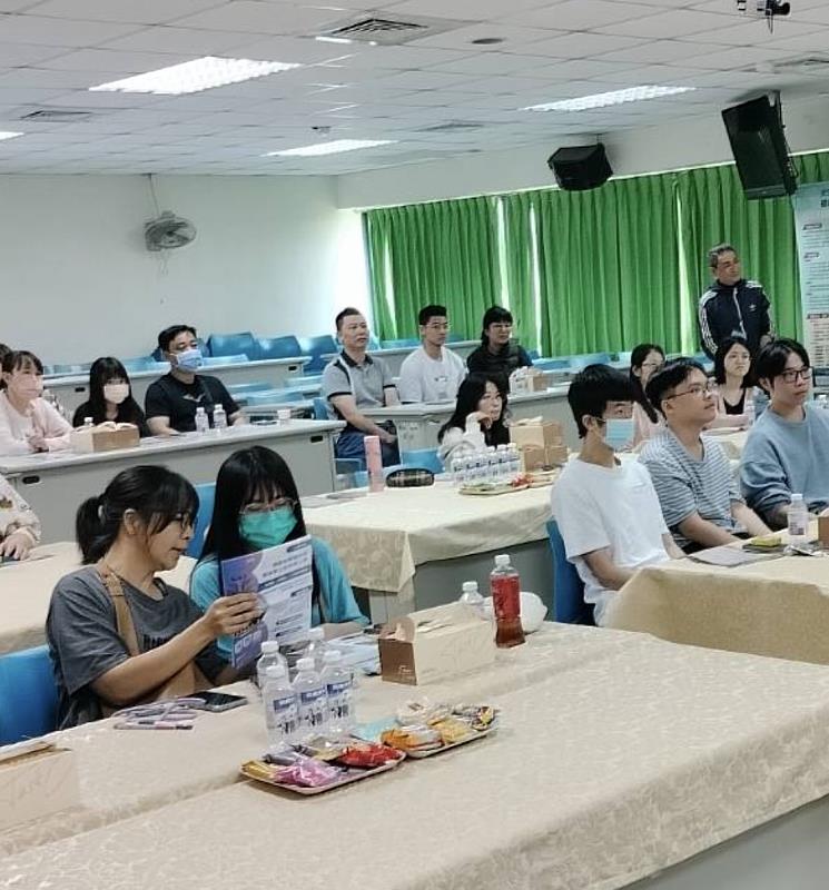 考生與家長互動熱烈，踴躍了解各系特色