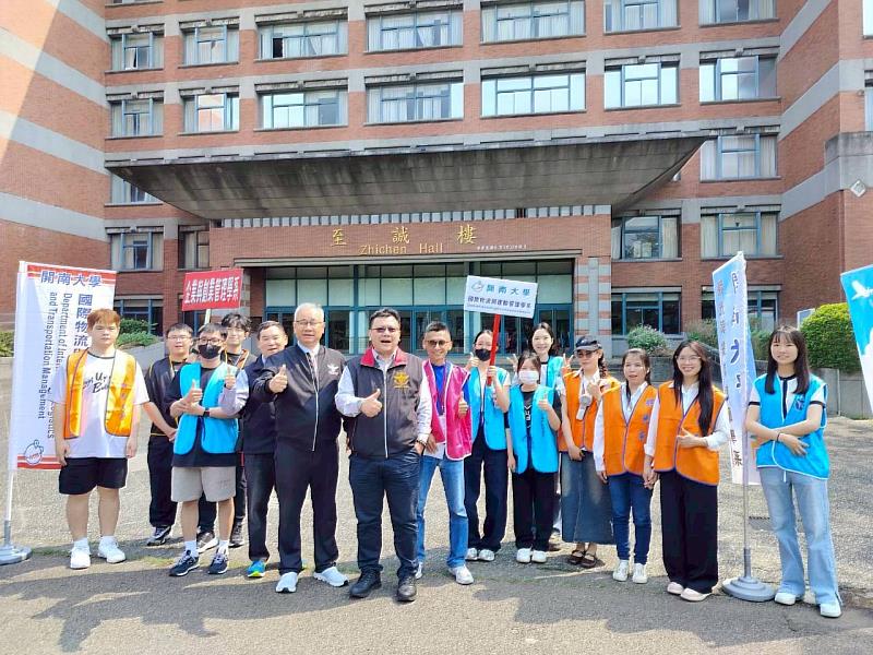 郭鐘達校長與陳文甲副校長，率領學生團隊熱情接待，展現校園活力