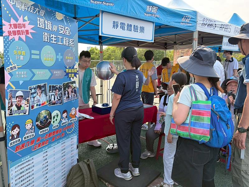 環安系學生教導民眾日常安全防護意識