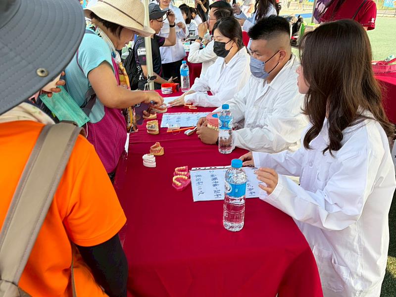 牙技系學生教導民眾貝氏刷牙法