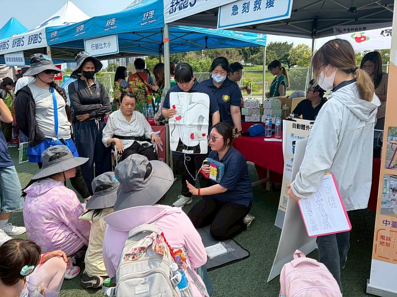中臺科大保衛特攻隊教導民眾急救知識