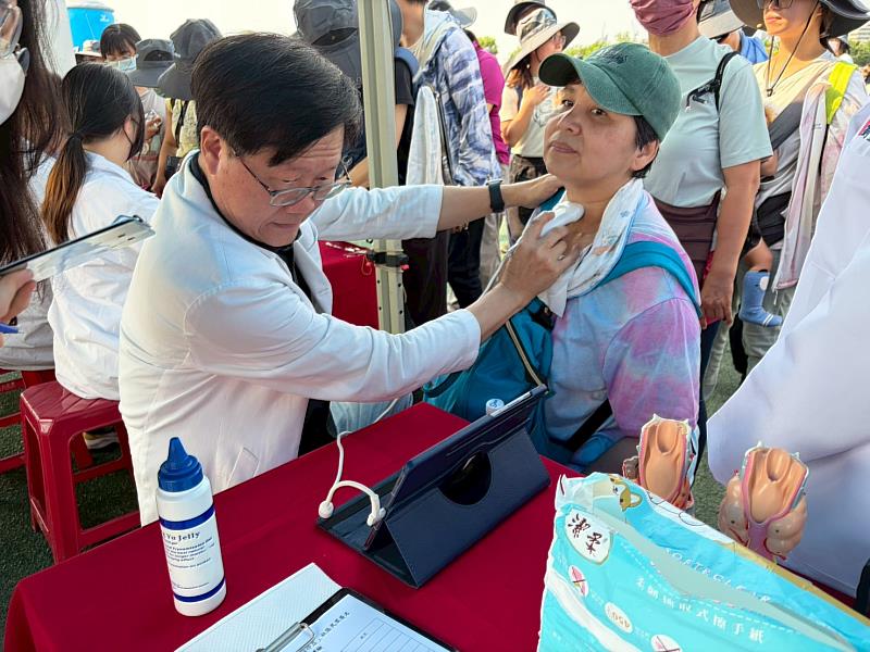 醫放系老師為民眾做甲狀腺超音波